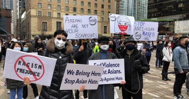 温哥华上千人参加“反亚裔歧视”抗议示威集会