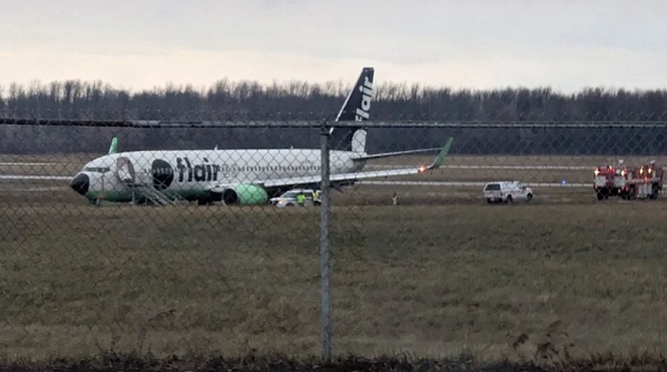 加拿大一架载有140人飞机降落时意外冲出跑道
